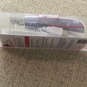 - Plum Beauty Facial Spatula